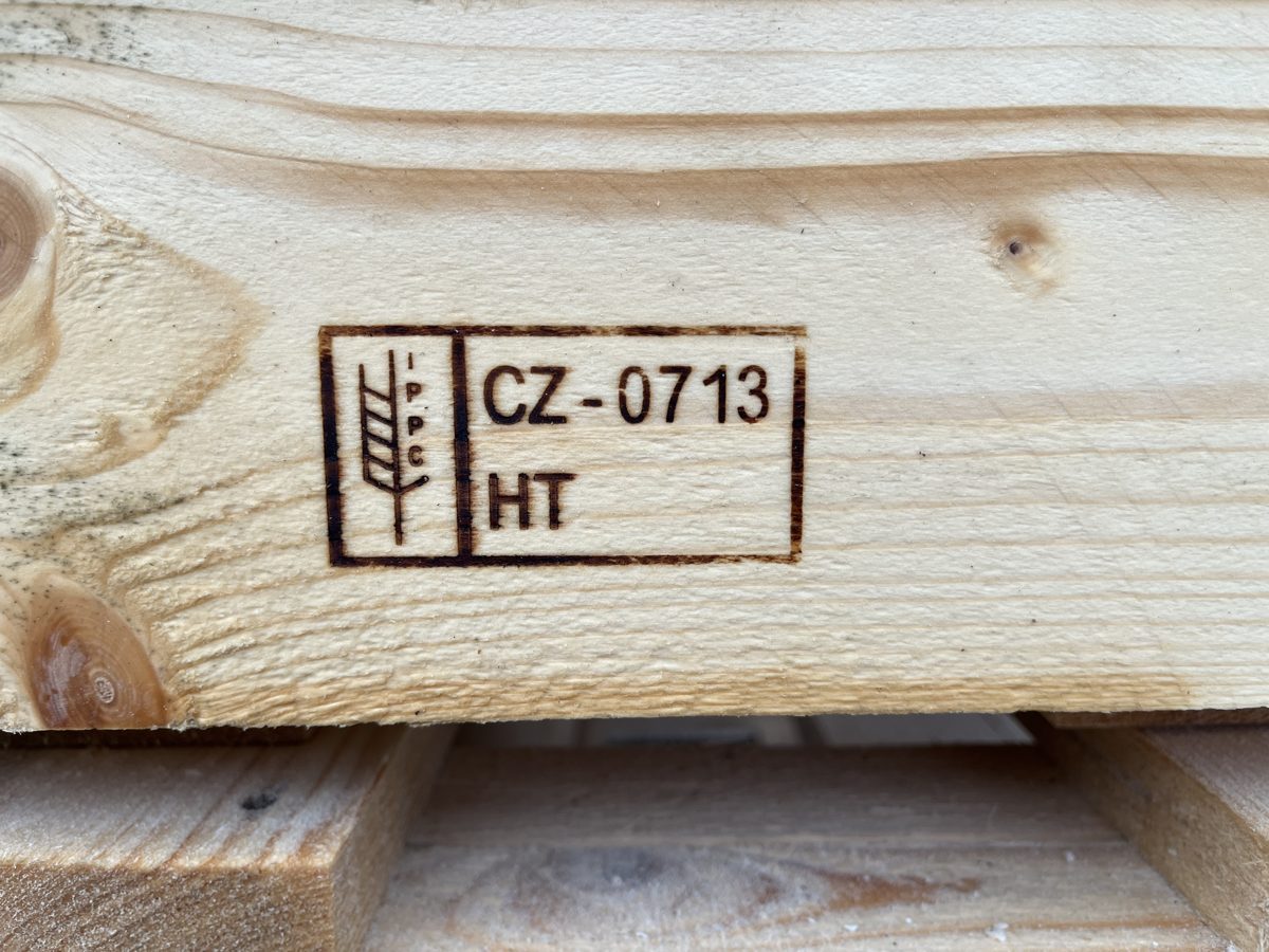 Detail značky IPPC s kódem CZ-0713 a označením HT na dřevě