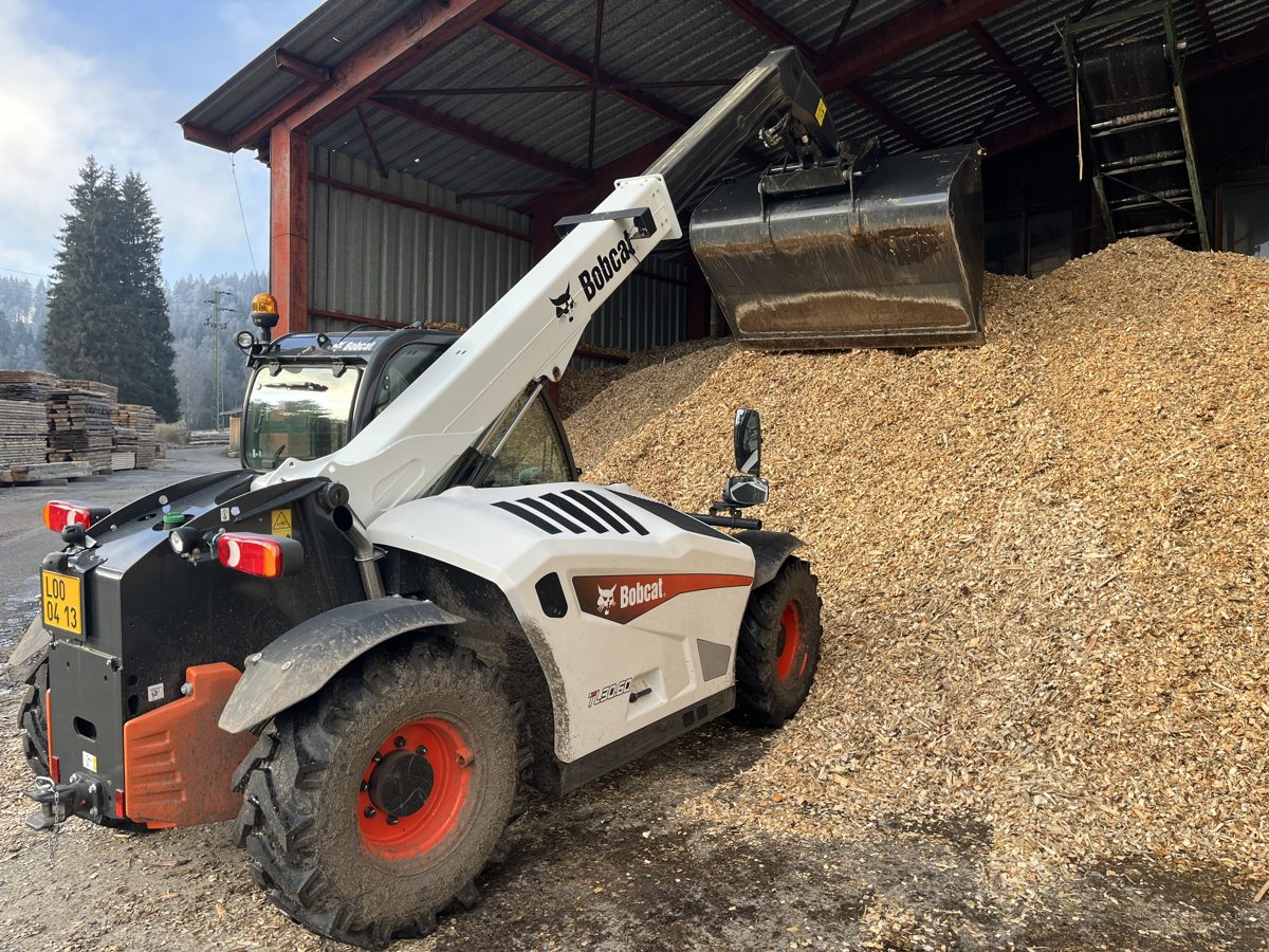 Nakladač při manipulaci se štěpkou na pile